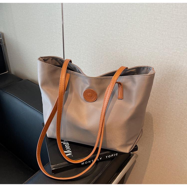 

Женская большая нейлоновая сумка-тоут для поездок: Осень/Зима 2025, Универсальная, Ретро сумка через плечо, Большая вместимость 39cm x 25cm x 14cm коричневый