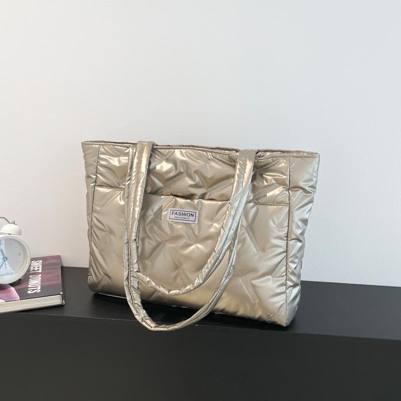 

2025 осень и зима новая большая вместимость модный нишевый дизайн сумка для поездок на работу простая зарубежная трендовая сумка-тоут на плечо золотой