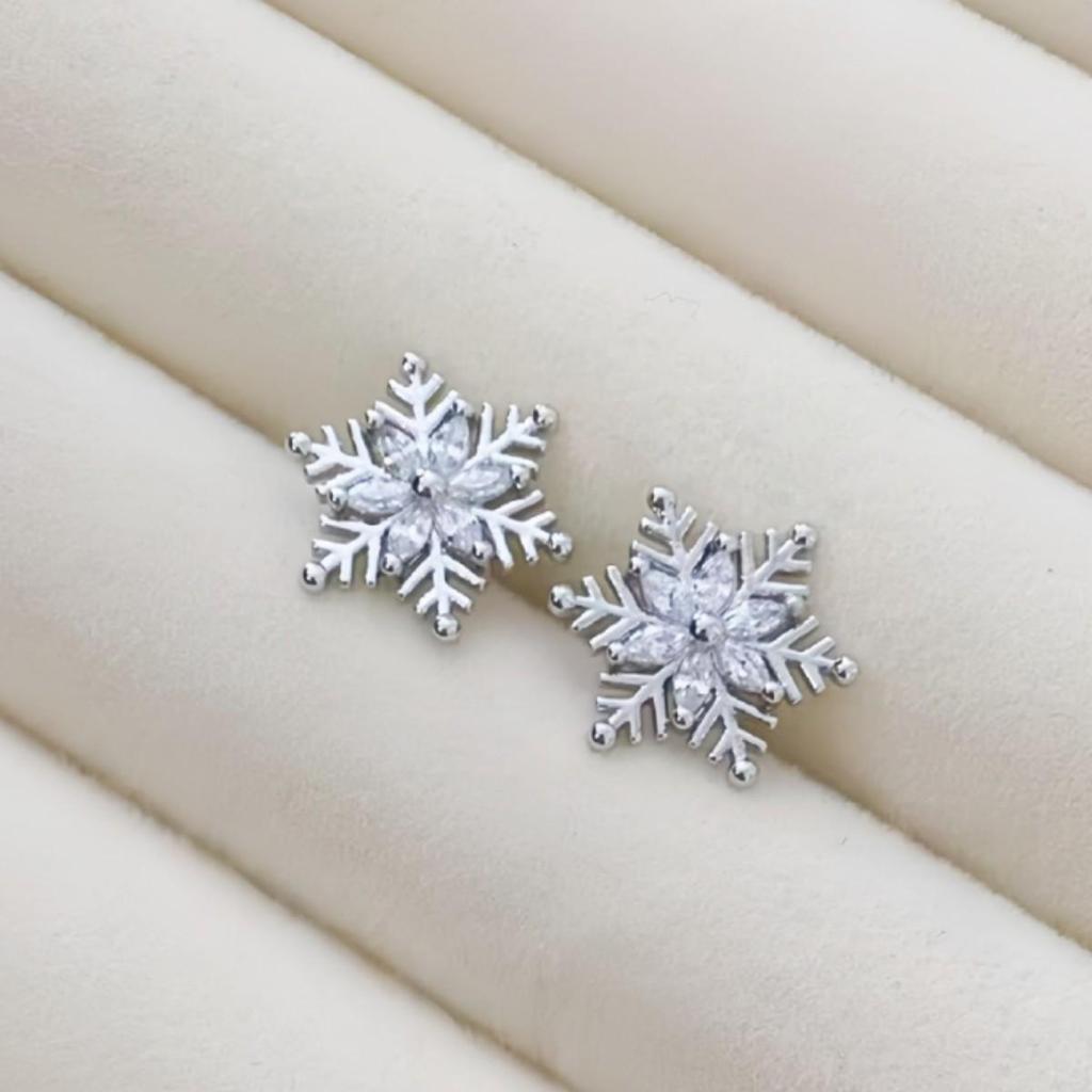 Ladylike Snowflake Stud Earrings – Elegant, Stone-Embellished Ice Flower Design for Women