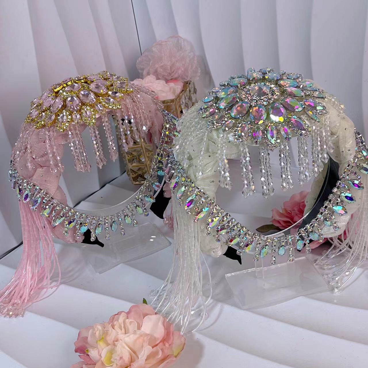 

Новая модная круглая цепочка на голову с кисточками на лбу