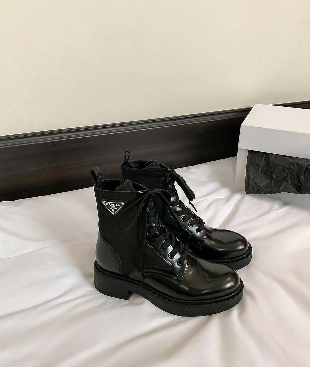 

[Shei Su Yinyin triangle standard lace-up thick heel thick-soled locomotive short boots female Martin boots versatile thick heel increase 40 чорний