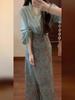 Completo estivo verde stile cinese con scollo a V e gonna aderente floreale per donna 2026