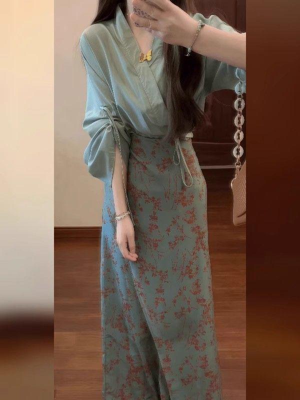 Completo estivo verde stile cinese con scollo a V e gonna aderente floreale per donna 2026