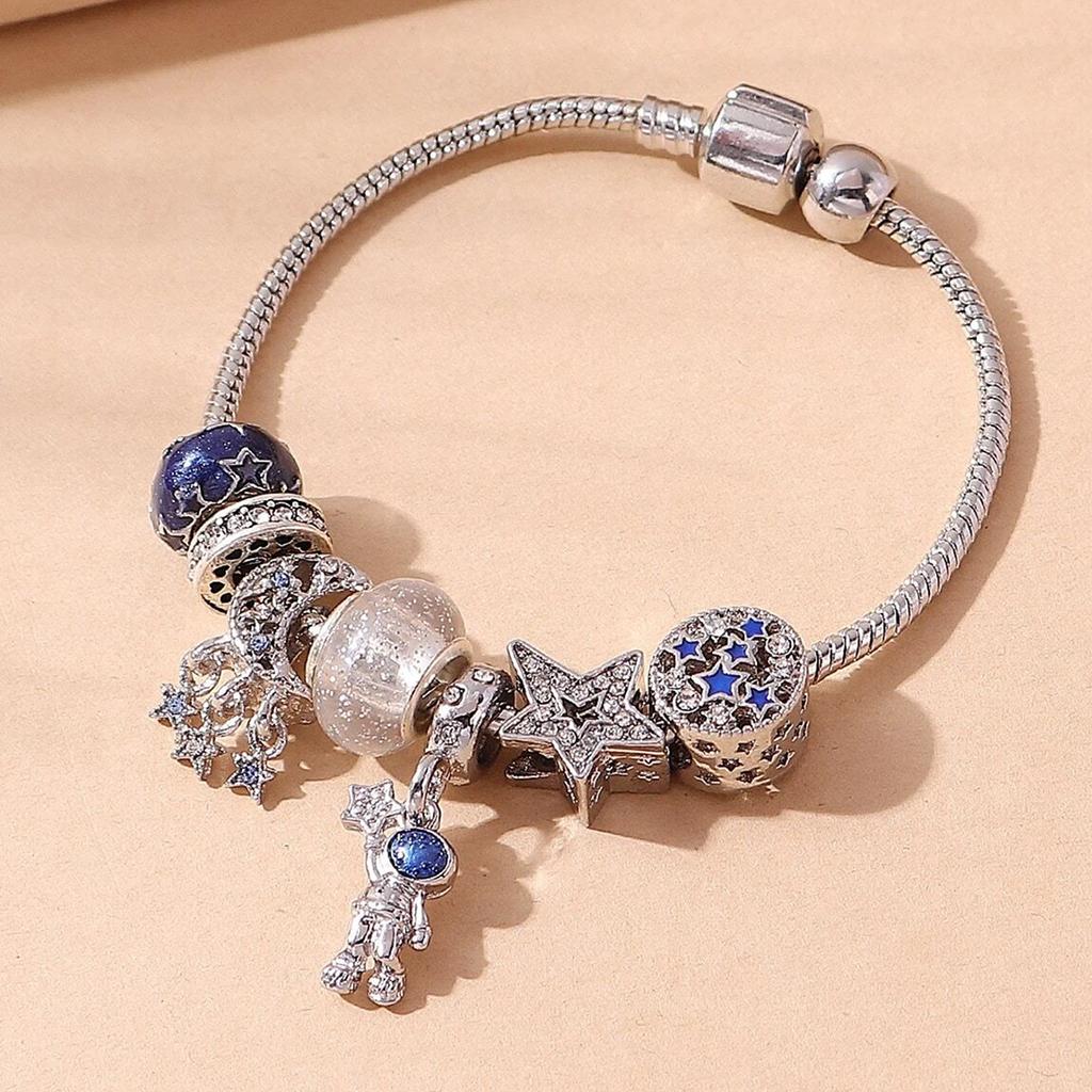 Women's Fashionable and Diverse Astronaut Star, Starfish Element Bracelet, Design Sense, Daily Wear Jewelry