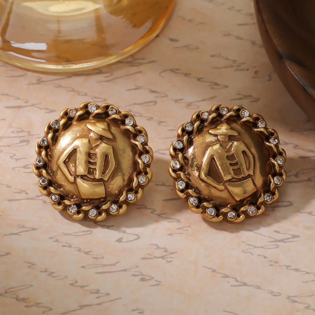 Medieval Vintage Western Vintage Plain Gold Warm Gold And Silver Needle Figurines Carved Personalized Stud Earrings