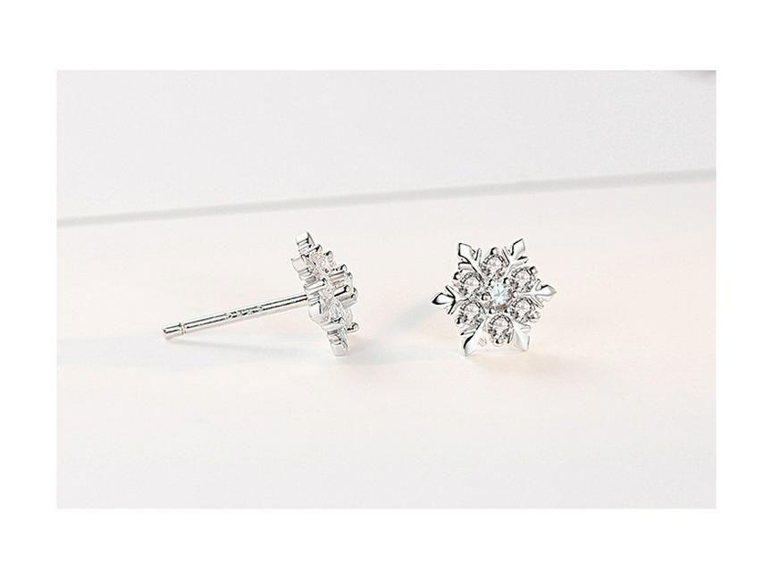 S925 Sterling Silver Snowflake Stud Earrings for Women - Korean Style, Fashionable, Versatile, Simple Christmas Gift.