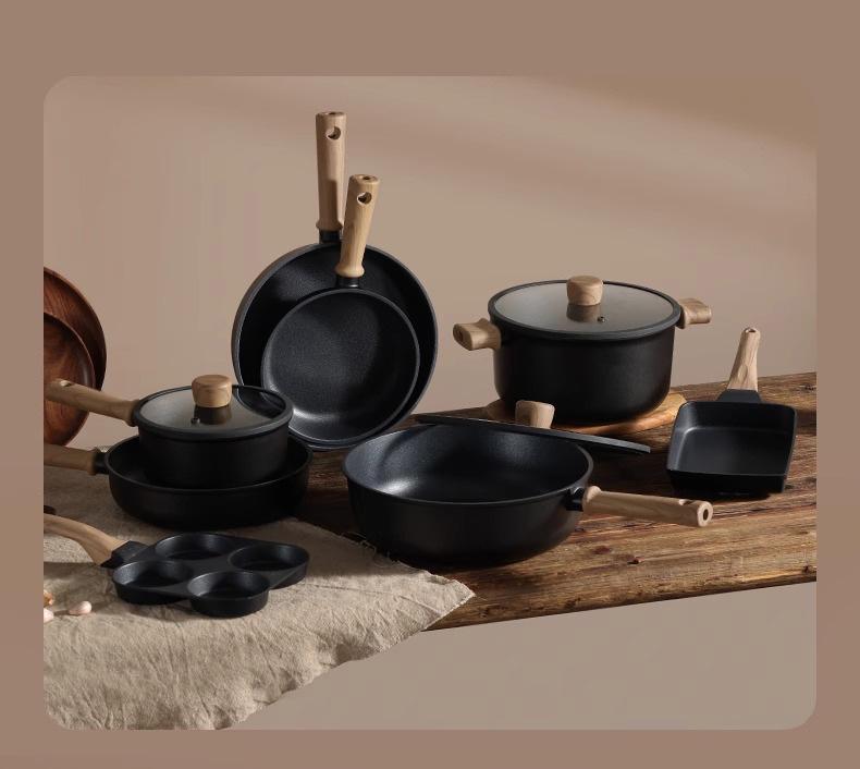 Antihaftbeschichtetes Schwarzes Titan-Pfannenset: Enthält Bratpfanne, flachen Topf, leicht, für Induktionsherde, ideal für Pfannkuchen und Steaks.