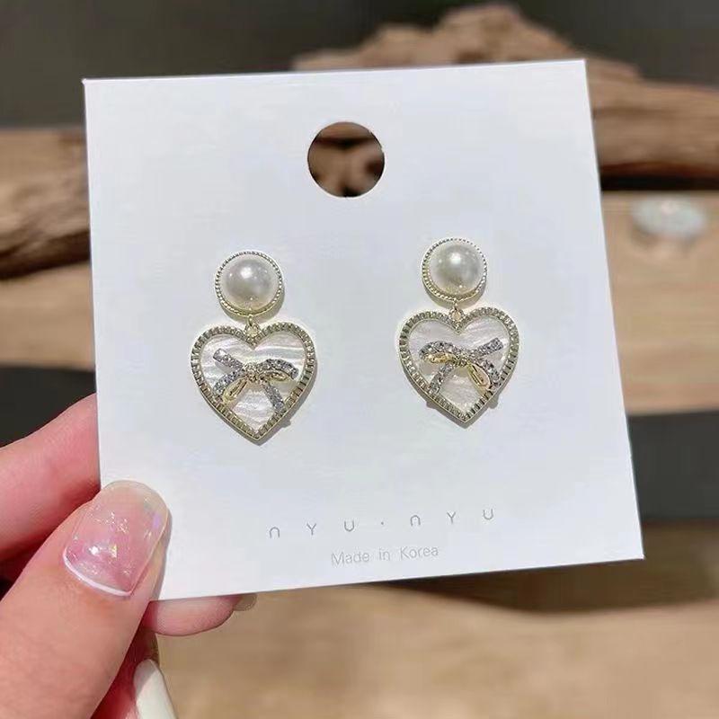 2023 Elegant Heart Dangle Earrings for Women, High-End Light Luxury Shell Studs, Trendy Niche Style Accessories