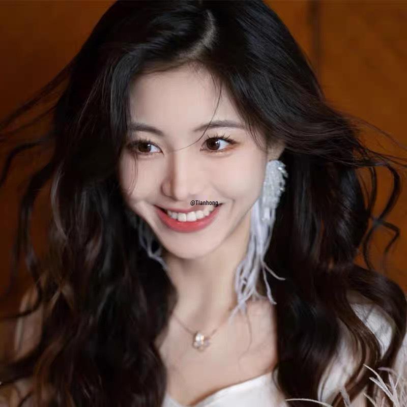 Elegantní náušnice s křišťálovými peříčky: Výrazný svatební a módní doplněk