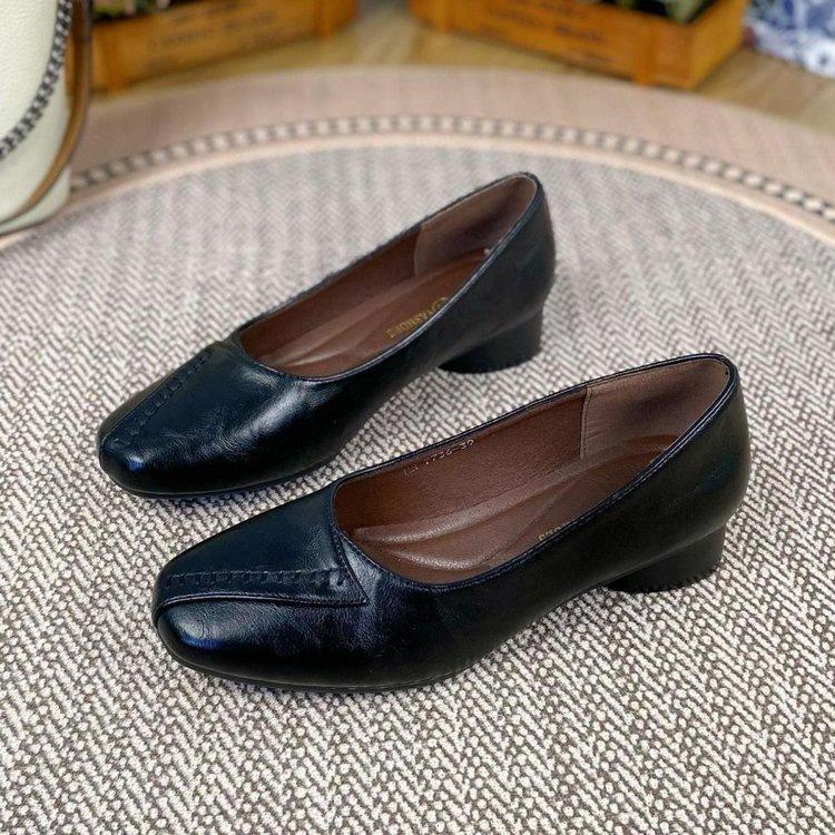 Popular Feet Wide Thick Heel Shallow Mouth Single Shoes Women's Autumn 2025 New Retro Comfortable Casual Mother Small Leather Shoes Women