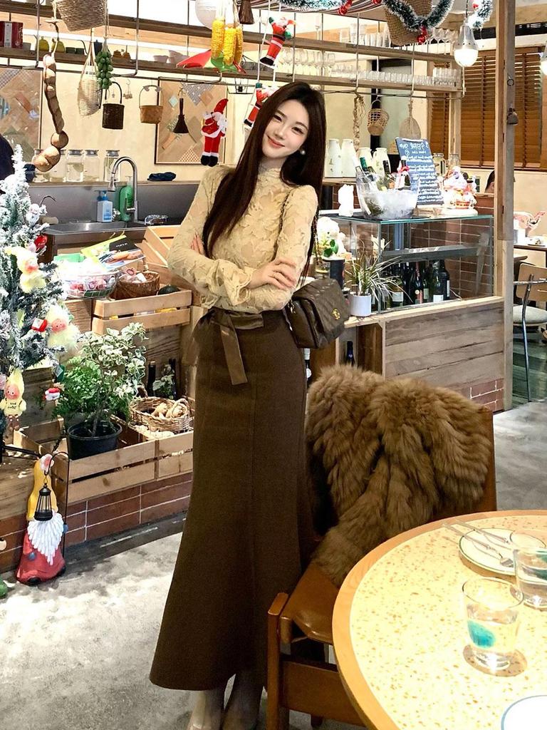 Elegant French-Style Lace Top with Velvet Lining and Half-High Collar