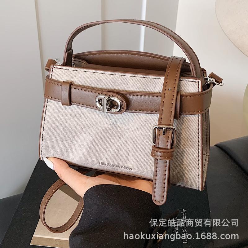 

Super fire small bag women s summer versatile 2025 new simple messenger bag this year popular texture portable small square bag синий