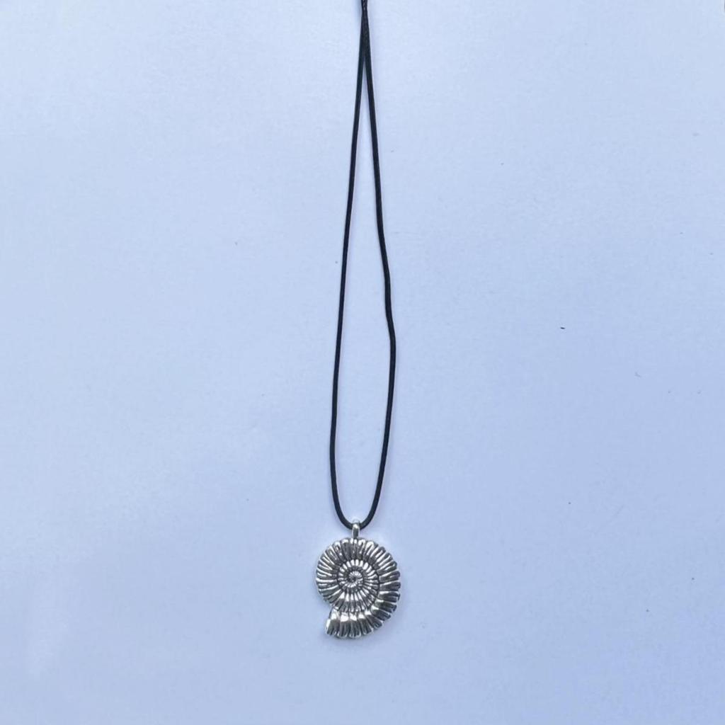 Böhmische Samtkordelkette mit Muschel & Unendlichkeits-Schlüsselbeinkette