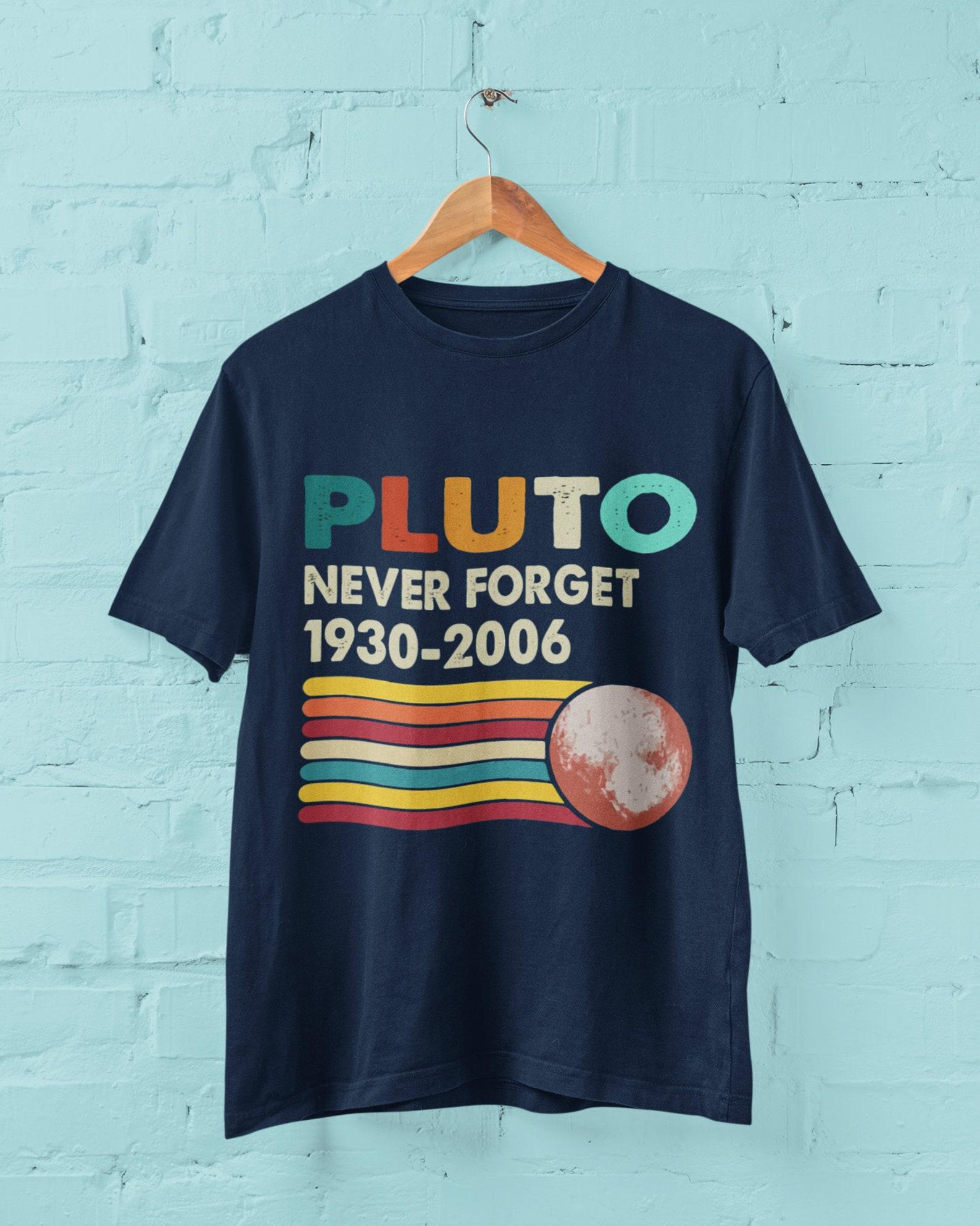 Pluto Never Forget 1930 - 2006 Funny T Shirt gift for astronomer stargazer 2XL