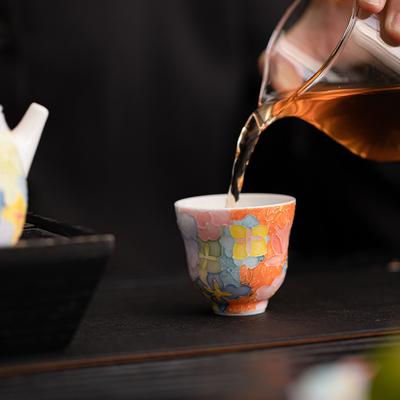Jingdezhen Ručně malovaný podglazurní barvou Vzor tisíce květů Čajový šálek Stohovaná glazura Jemný porcelán Keramika Čajový servis pro Gongfu Osobní použití