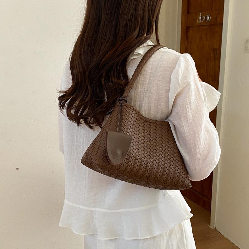 Woven Texture Shoulder Bag with Braided Handle Elegant Design for Daily and Casual Wear