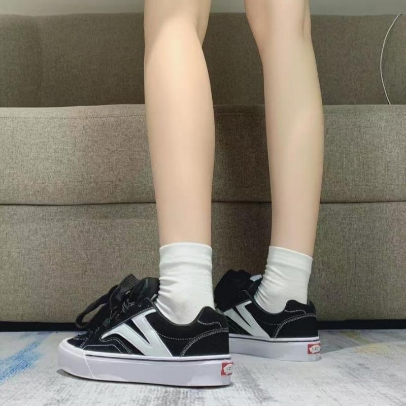 Platform bread shoes fur classic retro low-top black and white board shoes men's and women's shoes versatile couple casual shoes