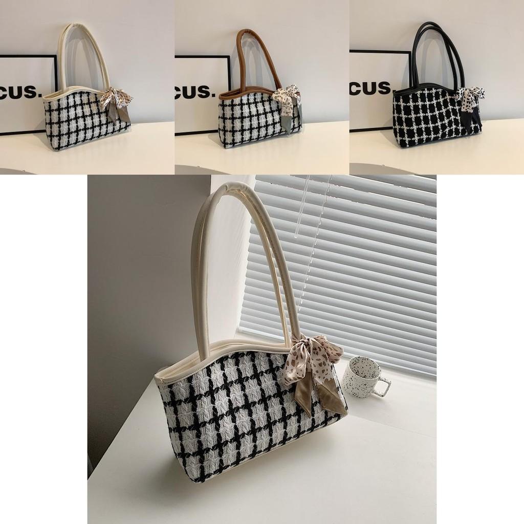 Chic And Minimalist Womens Shoulder Bag With Spacious Interior And Trendy Look