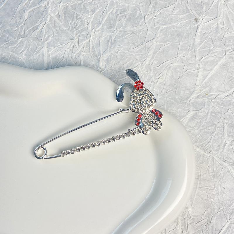Versatile Crystal-Embellished Brooch: Chic Waist-Cinching Pin for a Trendy, High-End Look