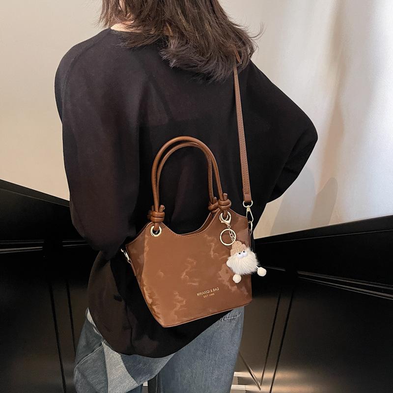 Autumn and winter simple large-capacity commuter underarm bag women's bag 2025 new tote bag versatile oil wax leather shoulder bag