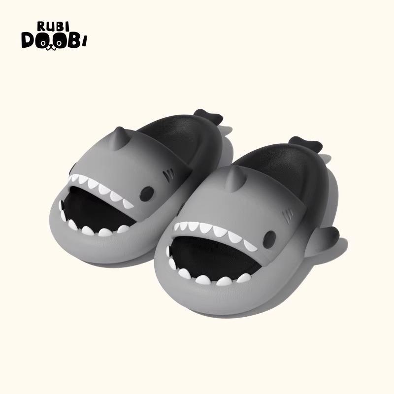 

Детские нескользящие тапочки Shark для купания в помещении - милые летние сандалии для мальчиков и девочек Inner length 22cm чёрный/серый