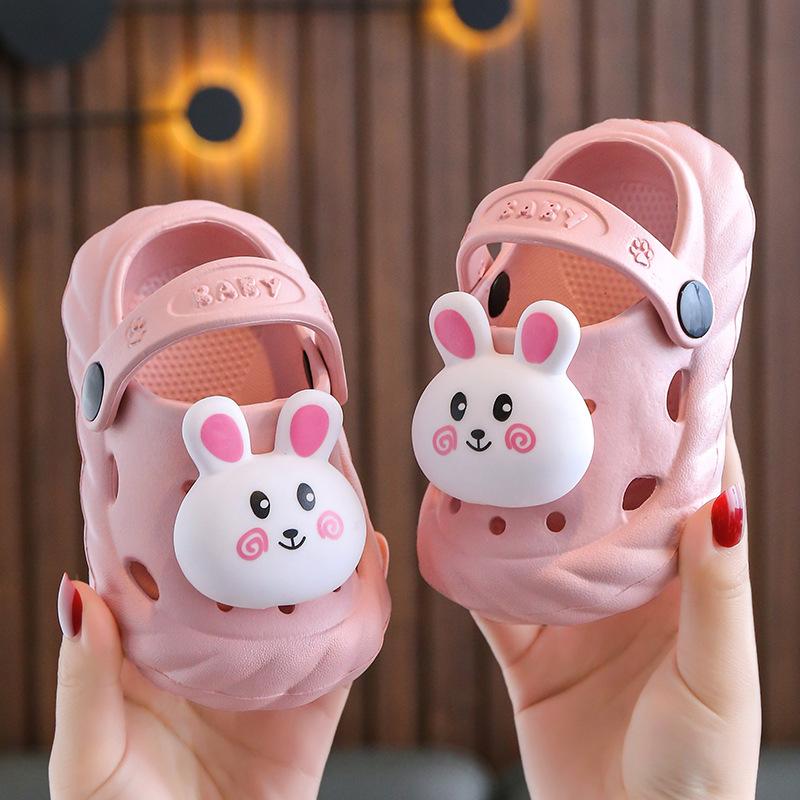 Kinder Sommer Cartoon Clogs für Jungen und Mädchen, geeignet für drinnen und draußen, mit einer weichen, rutschfesten Sohle und geschlossenem Zehenbereich
