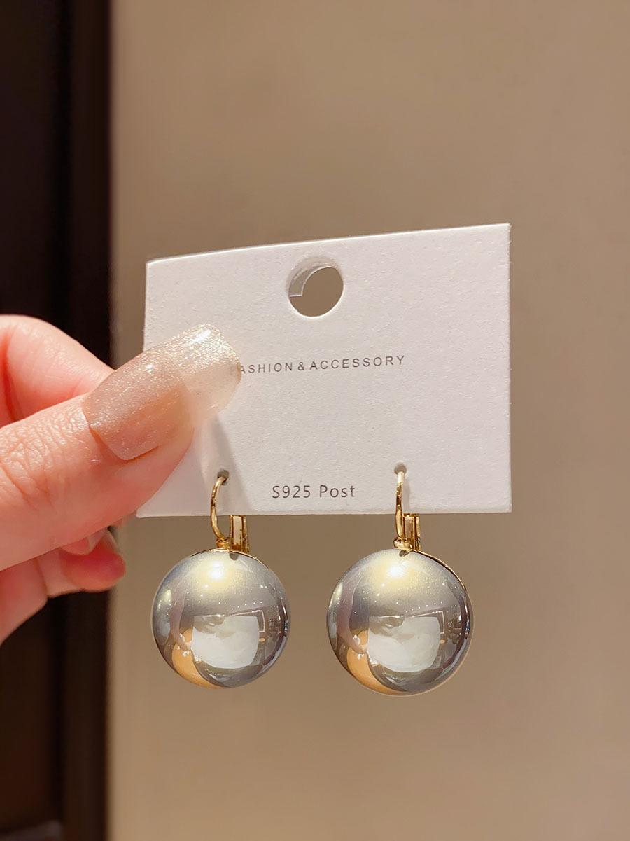 

Hong Kong style retro exaggerated pearl ear buckle earrings women s niche unique design European and American cold wind earrings earrings
