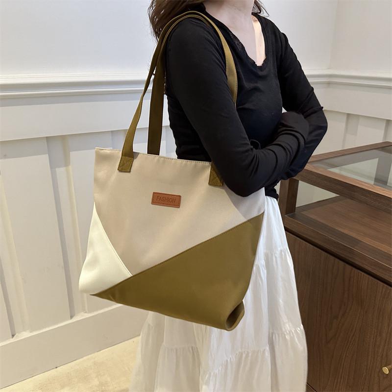 Fashion Large Capacity Tote Bag For Women With Detail And Polyester Interior For Daily Use