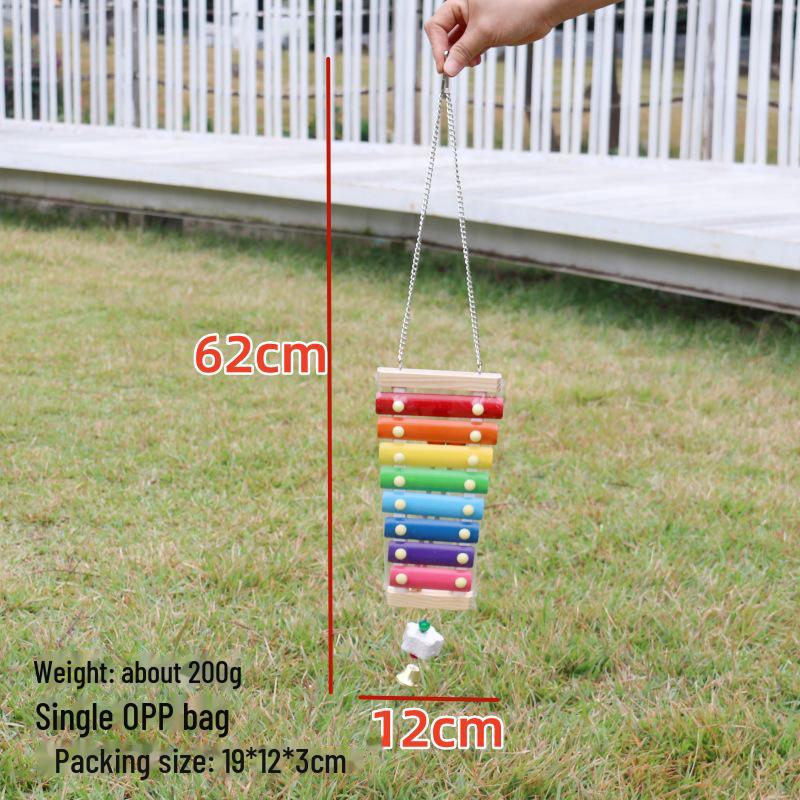 

Набор игрушек «Курица»: Ксилофон, ударные колокольчики, разноцветные деревянные брусочки, качающееся зеркало, подставка из колючего ясеня, полка и жевательные принадлежности.