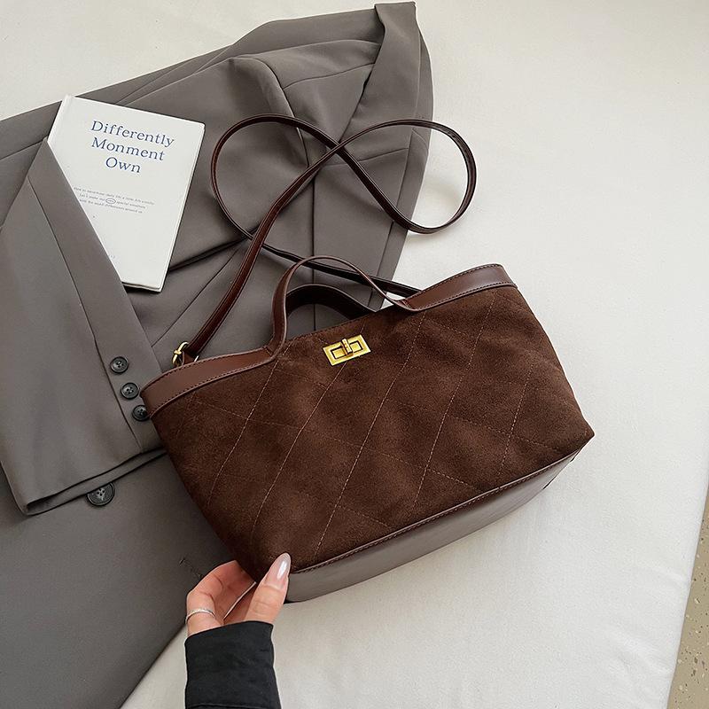 

Корейская версия женской сумки подмышку высокой стоимости 2025 осень новая нишевая ретро городская通勤 плечевая сумка прилив