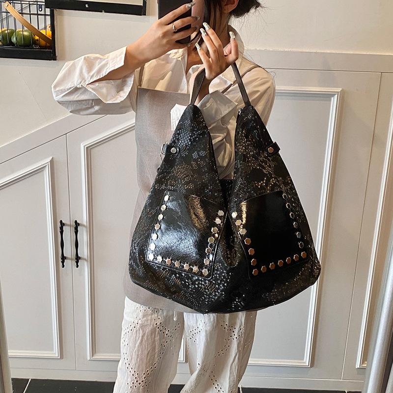 Torba tote z imitacji skóry węża, duża pojemność, miękka skóra, nitowana, torba na ramię, modny luksusowy design, damska torebka CLE