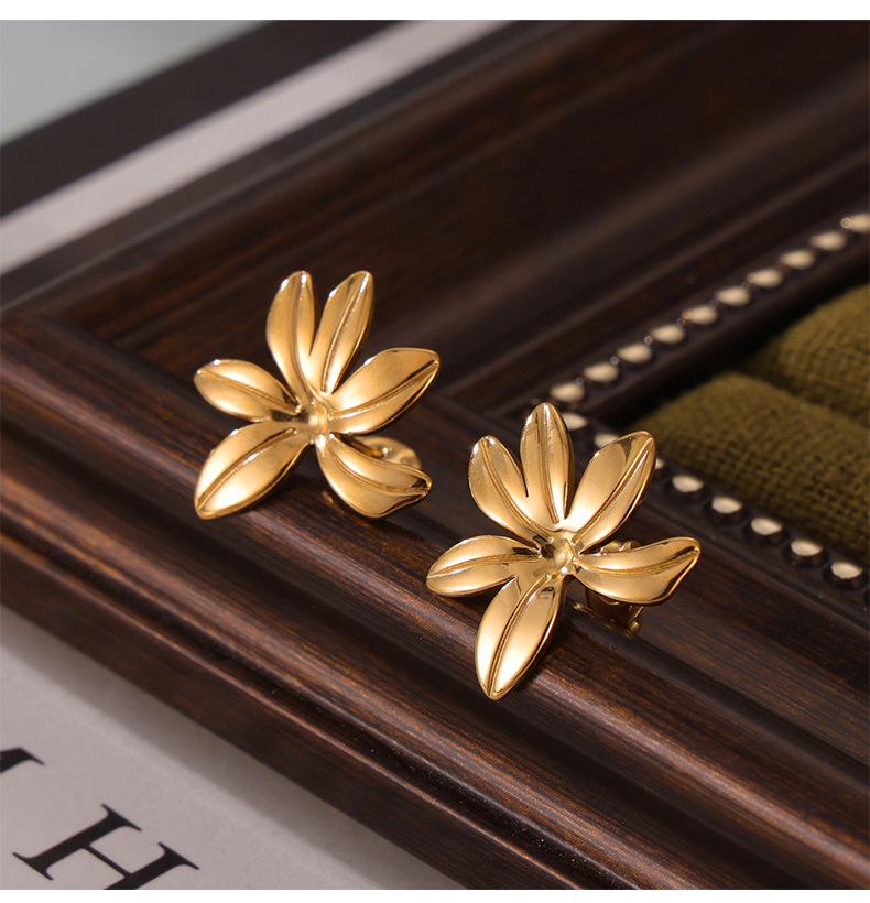 Ohrstecker im Mori-Stil mit geometrischen Blumen aus vergoldetem Titanstahl