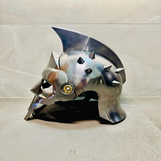 Griechischer Gladiatorhelm im Stil von Maximus Decimus Meridius mit kostenlosem Ausstellungsständer Römischer Krieger Cosplay-Requisite Film-inspiriertes Sammlerstück