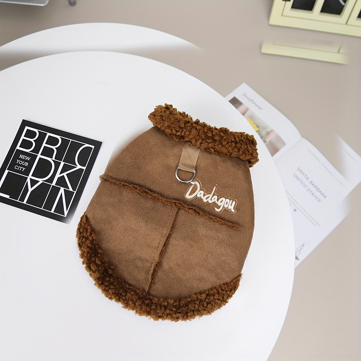 

Защитите свою маленькую собаку от зимней стужи с помощью нашего флисового жилета для домашних животных персикового цвета. XL темно-коричневого