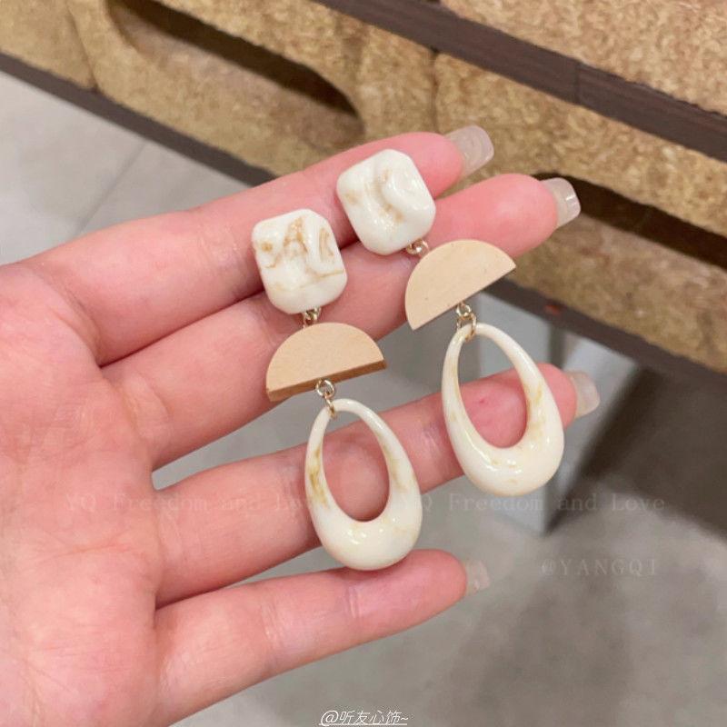 

Модные серьги-подвески для женщин бежевый