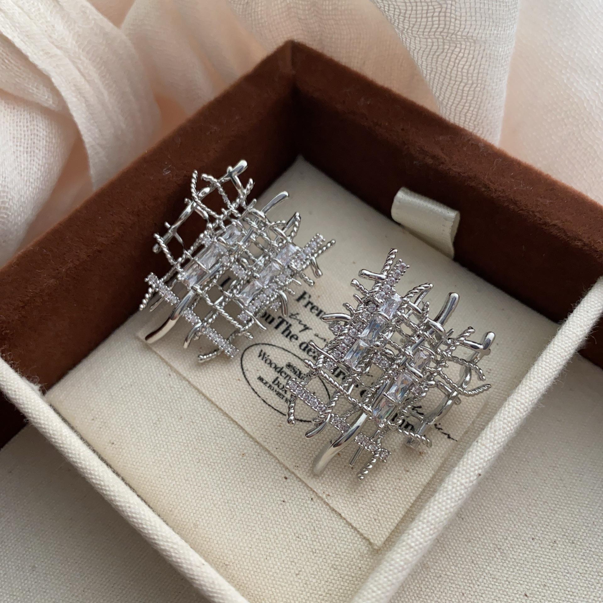 

Exaggerated woven gold stud earrings retro high-end sense fashion metal sparkling niche personality European and American popular earrings women