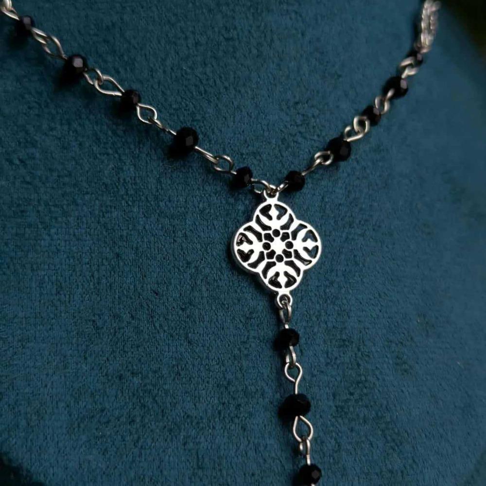 Retro Gothic Filigree Four-petal Flower Waterdrop Black Crystal Pendant Necklace for Women Halloween Party Cosplay Jewelry Gift