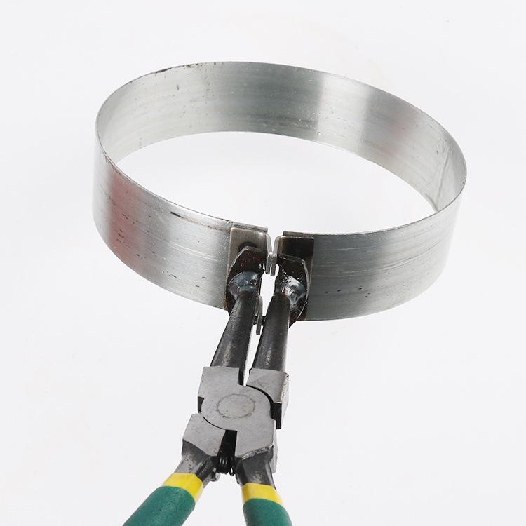 Univerzální stlačovač a montážní nástroj pístních kroužků s kleštěmi