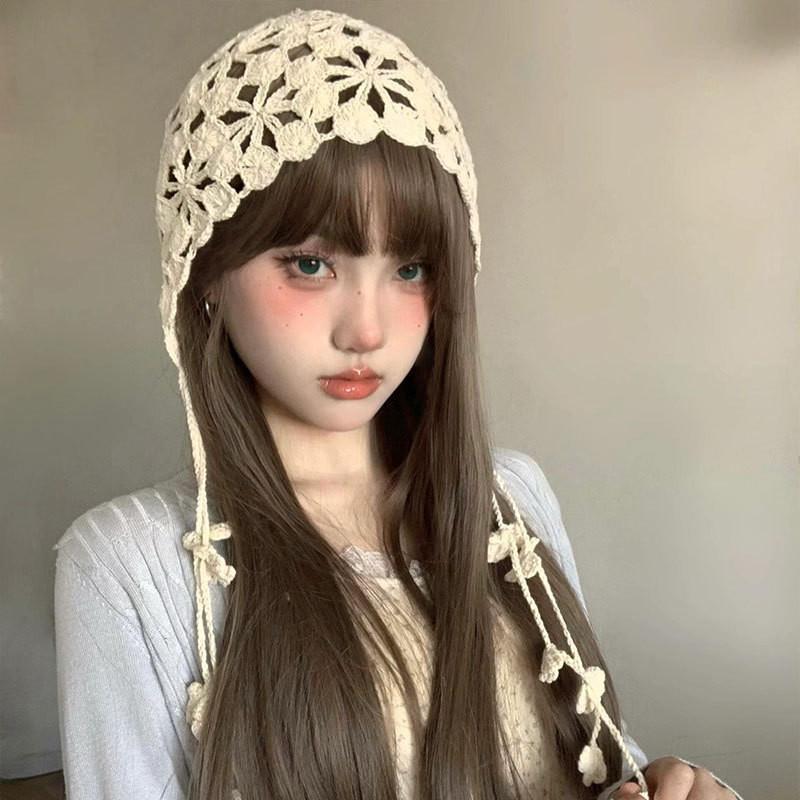 

Красочная богемная вязаная шапка с уникальными цветочными кисточками и легким ажурным дизайном для весны