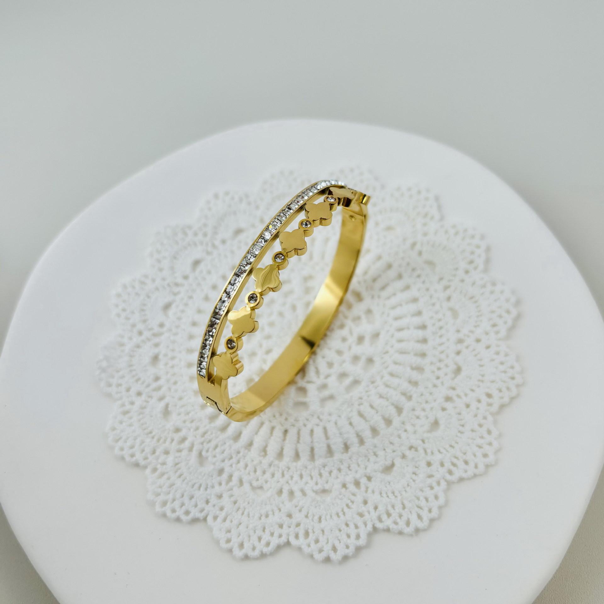 

Браслет клевера из титановой стали с бриллиантами, двухслойный браслет клевера с вакуумной гальванизацией, простой и легкий роскошный наконечник