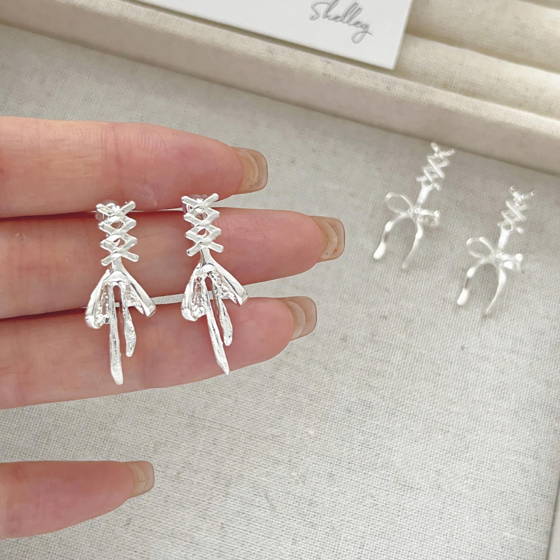 Серьги-бантики из ленты. Уникальный и утонченный дизайн для женщин, с высококлассным балетным аксессуаром. One Size серебряный