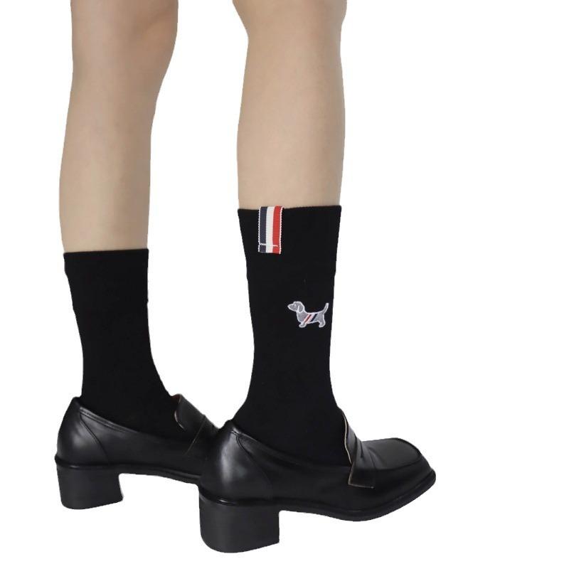 Welpenstickerei Mid-Calf-Socken mit Schwarz-Weißen Reinen Baumwollsocken für Männer und Frauen, Ein Trendiger Sockenstapel