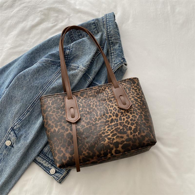 

Trendy Pu Leather Tote Bag For Women With Spacious Design And Stylish Street Vibes кавовий