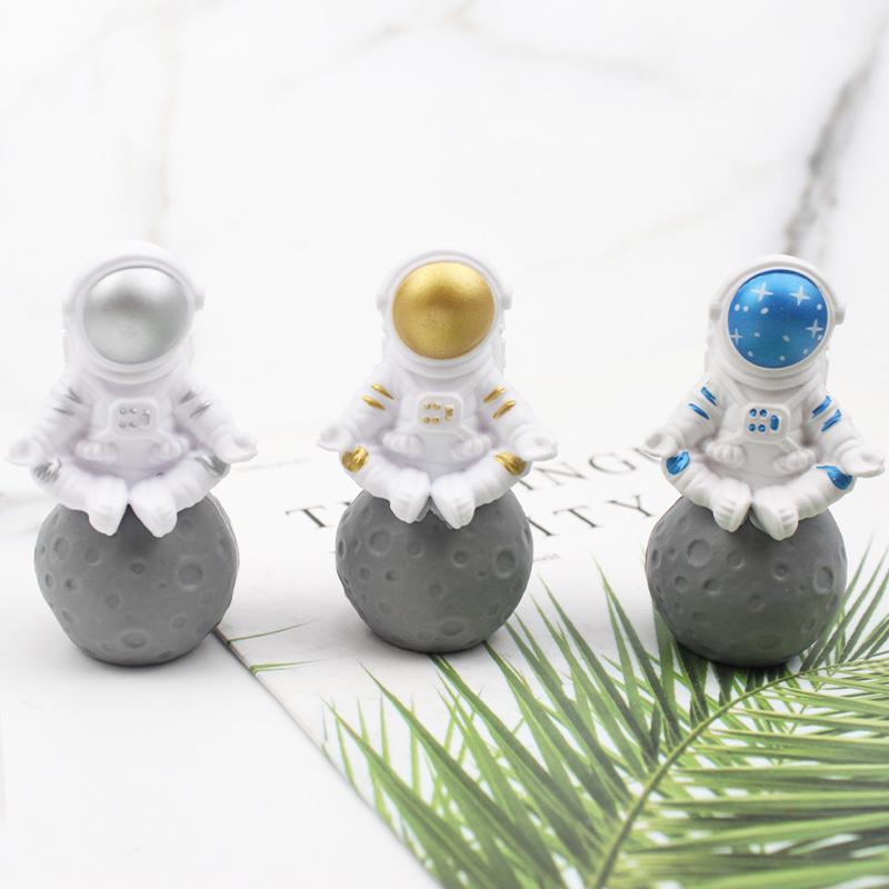 Plastic Astronaut Space-Themed Cake Decoration Set (3 Pieces) for Kids' Birthdays