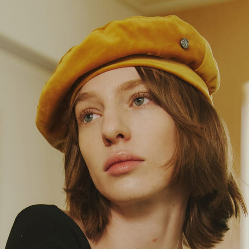 poesiedame [Let there be light] Velvet beret in mustard