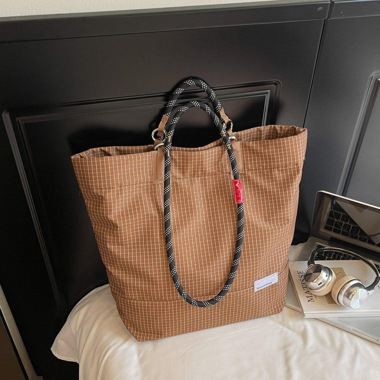 

Spring New Hong Kong Style Large Capacity Tote Bag for Women Men Casual Zipper Shoulder Handbag коричневий