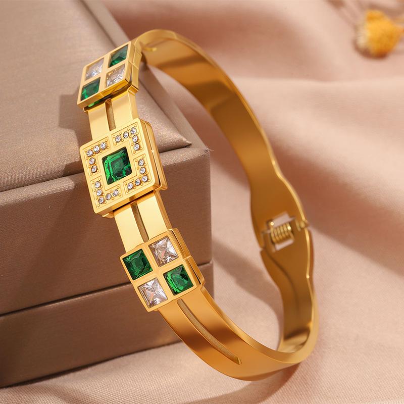 Hot-selling titanium steel bracelet, girls' high-end sense of fashion, popular light luxury in Europe and the United States, Gypsy star love diamond