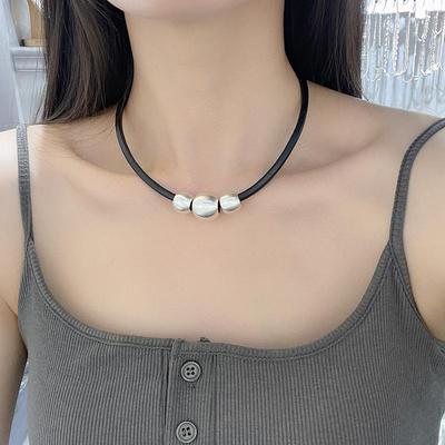 Collier Pendentif Cylindre Argenté - Chaîne Noire Élégante pour Femmes