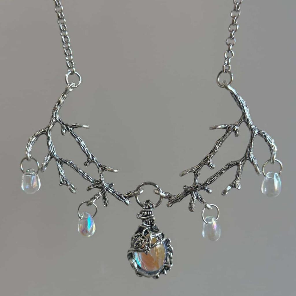 Goth Silberfarbener Ast Tränenförmiger Blendende Farben Mondstein Anhänger Halskette für Damen Halloween Magische Hexe Schmuck