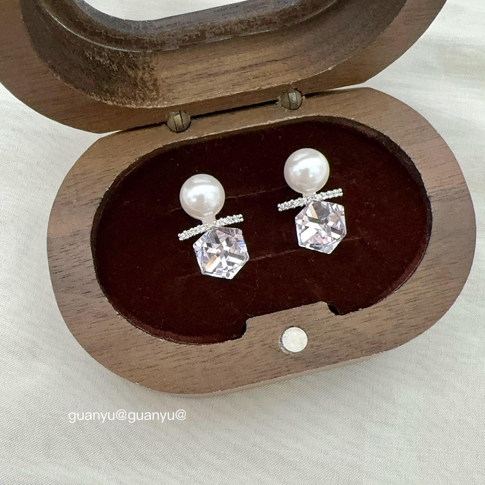 

Elegant Zircon Pearl Square Stud Earrings - Luxurious & Versatile for Women